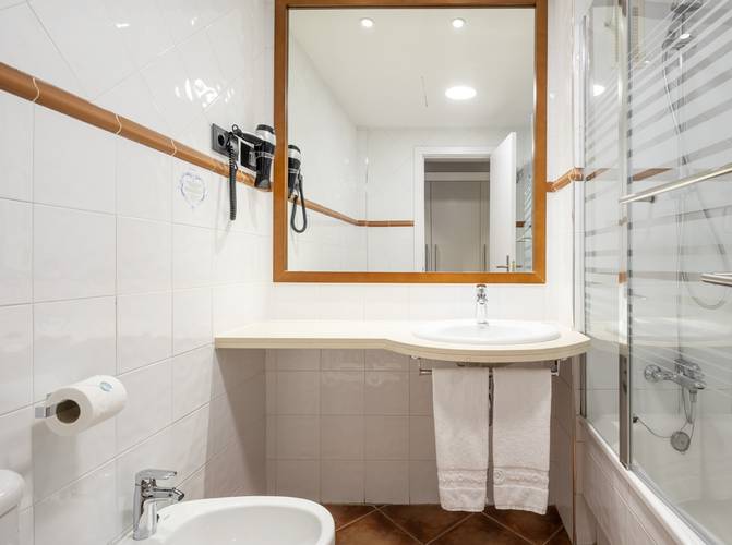 Baño ilunion caleta park Hotel Ilunion Caleta Park S'Agaró