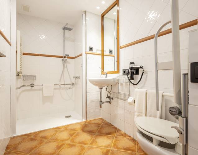 Baño adaptado Hotel Ilunion Caleta Park S'Agaró