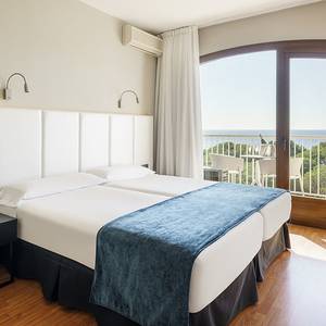 Habitación doble vistas mar planta alta Hotel Ilunion Caleta Park S'Agaró